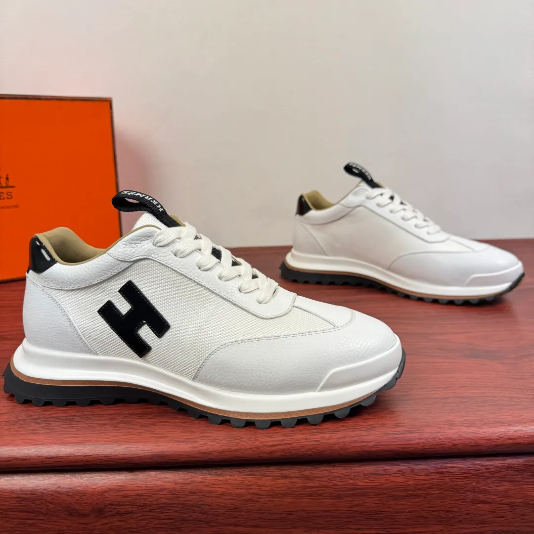 Batch 740 HERMES/Hermès men’s new sports shoes, rhythmic casual shoes: crafted with luxurious materials, luxurious walking experience! The upper is made of top-grade calfskin, with a fine texture like silk caressing the fingertips. The flexible texture is suitable for a variety of scenes; some shoes are integrated with breathable mesh, and the light breathing makes your steps refreshing at all times. The sole is made of high-elastic rubber composite material, and the carefully carved patterns give strong grip, making every step as stable as stepping on the clouds. At the same time, the cushioning and shock-absorbing technology is hidden in it, quietly eliminating the impact of the road. From urban commuting to outdoor walking, Hermès uses luxurious materials and craftsmanship to make every step a double luxury of texture and comfort, showing the brand's ultimate pursuit of details and quality in every inch. Size: 39-40-41-42-43-44 leather shoe size (38.45.46 can be customized) Item number: H25286 leather mesh white